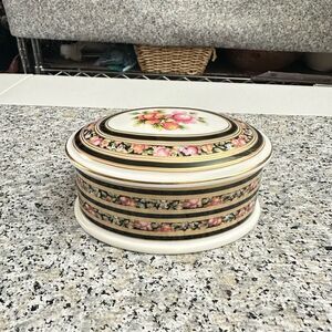 Wedgwood Clio 1992 Bone China Oval Trinket Box w/ Lid Floral Accent‎ Vintage